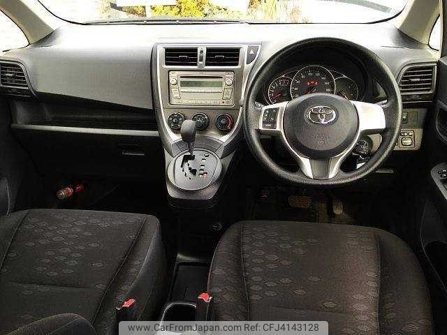 Toyota ractis салон