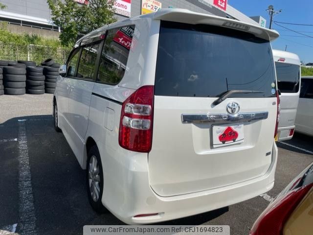toyota noah 2010 CFJ1694823 image 2