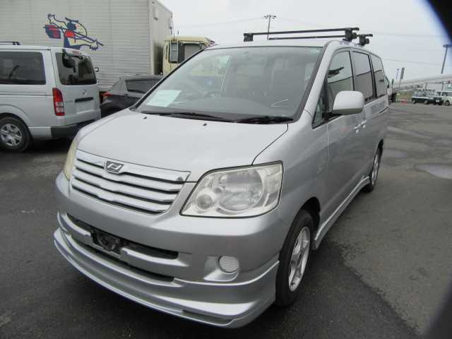 toyota noah 2004 160901133720 image 2