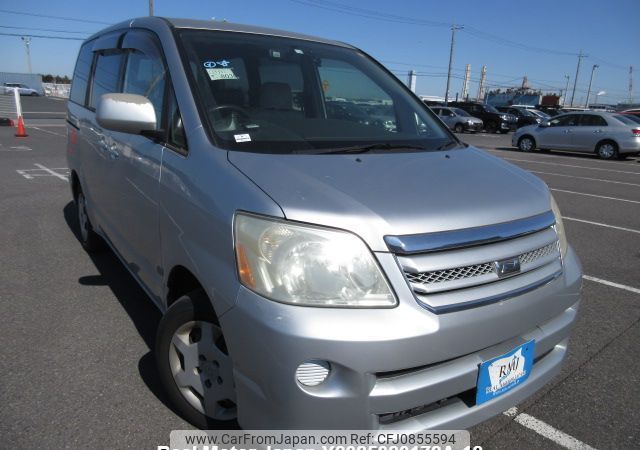 toyota noah 2005 Y2025020172A-12 image 2