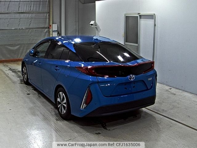 toyota prius-phv 2018 CFJ1635006 image 2