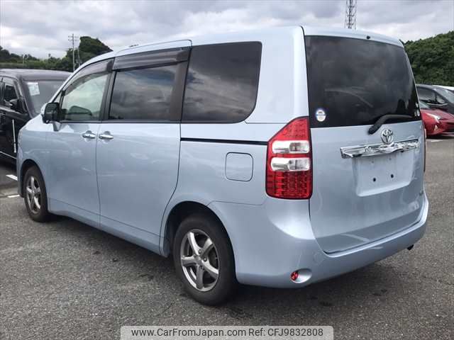 toyota noah 2012 NIKYO_BP82116 image 2