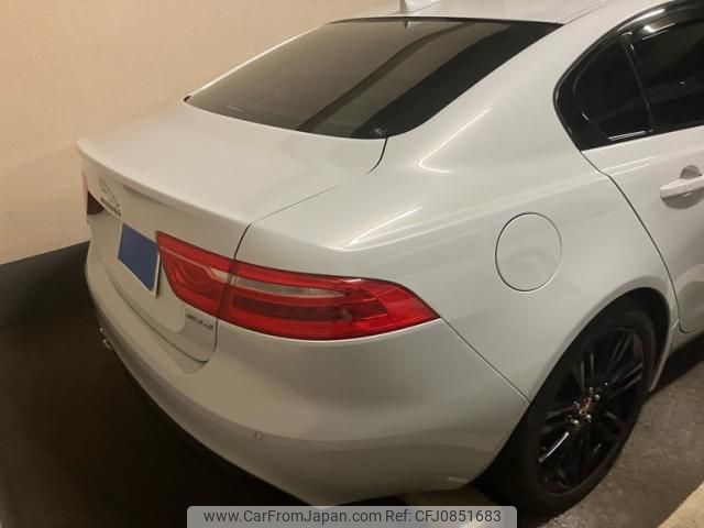 jaguar xe 2018 CFJ0851683 image 2