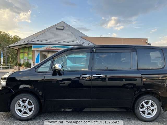 toyota voxy 2011 CFJ1625692 image 2