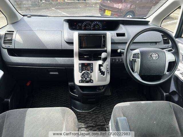 toyota noah 2012 504928-924325 image 1