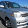 toyota voxy 2004 Y2025010161A-12 image 2