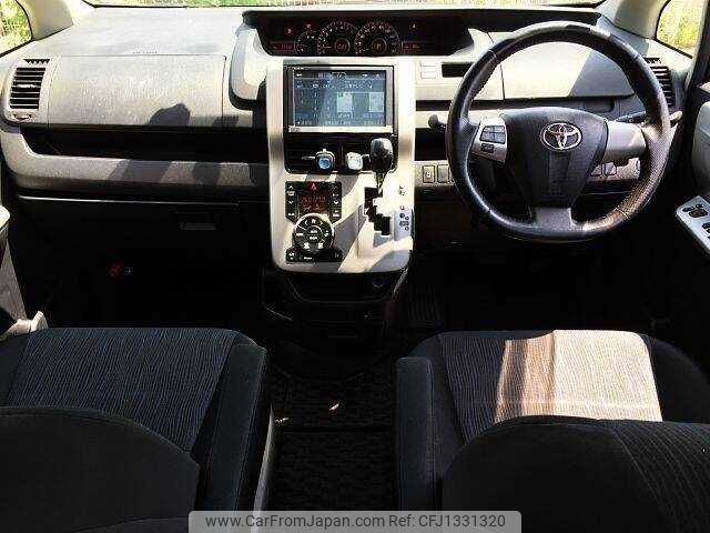 toyota voxy 2013 504928-930975 image 1