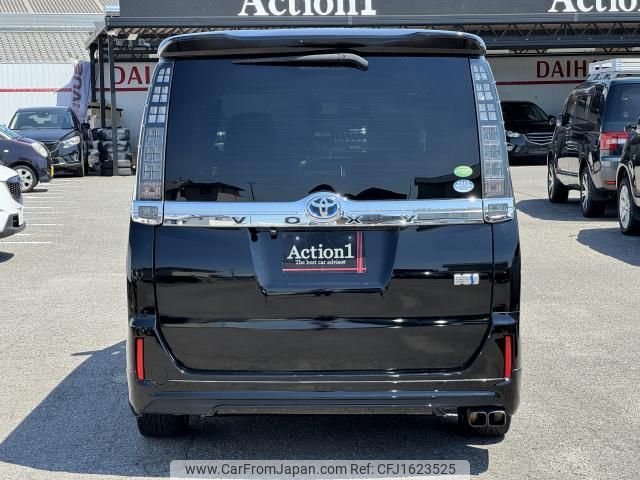 toyota voxy 2014 CFJ1623525 image 2