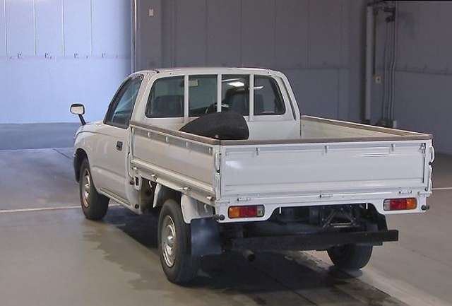 toyota hilux 2004 18106PT07 image 2