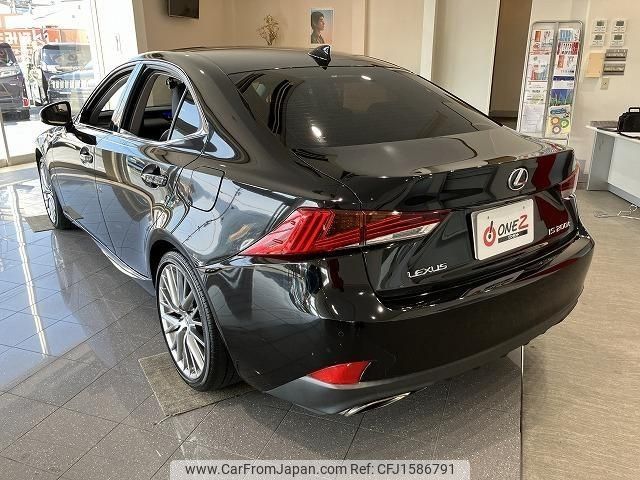 lexus is 2017 CFJ1586791 image 2