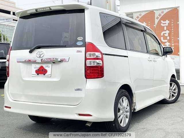 toyota noah 2010 504928-930360 image 2