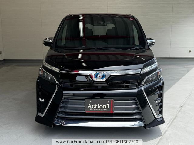 toyota voxy 2018 222 image 2