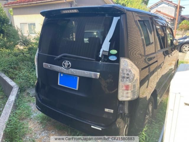 toyota voxy 2012 CFJ1580883 image 2