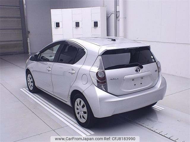 toyota aqua 2012 CFJ8183990 image 2