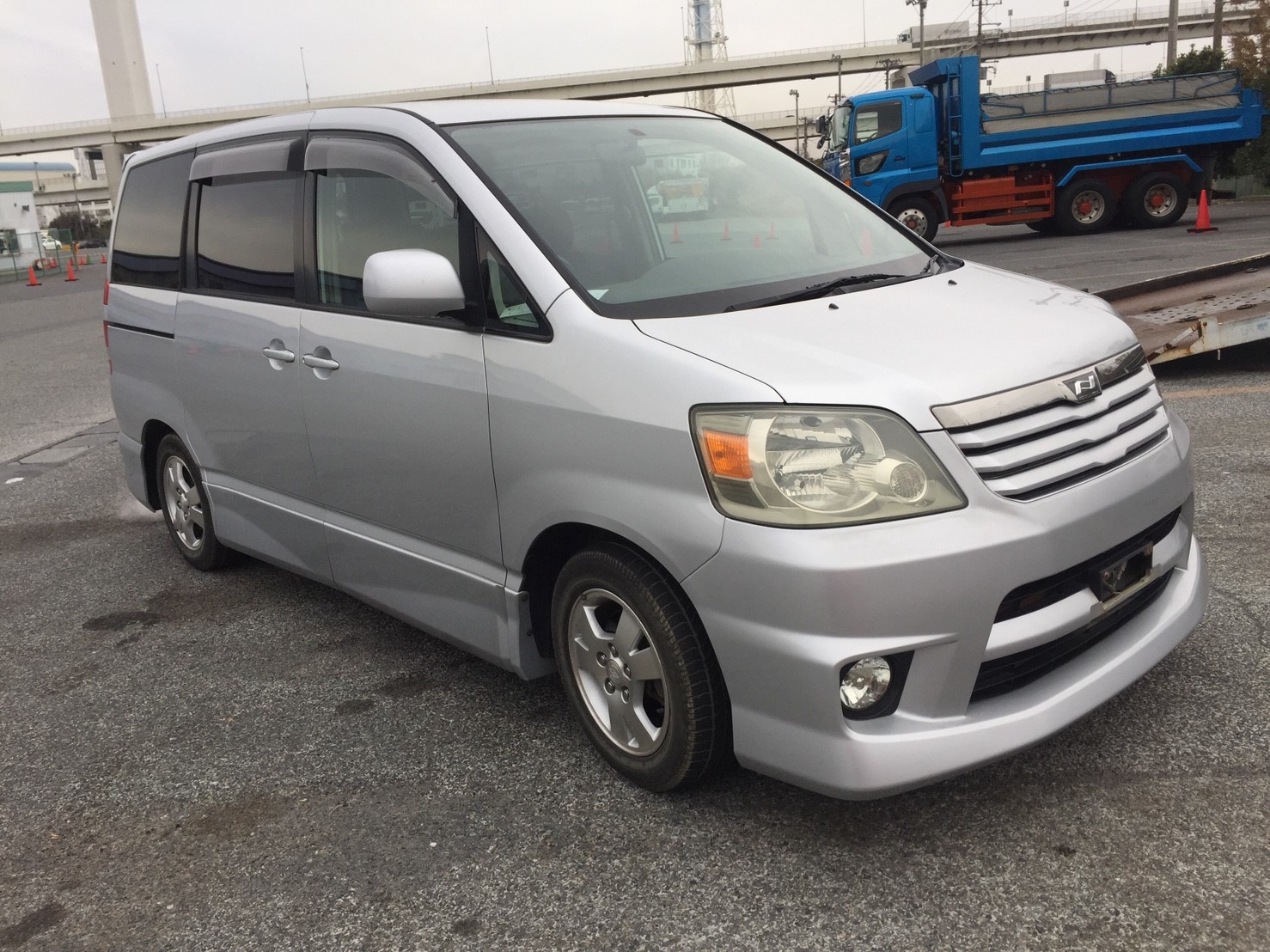 2002 Toyota Noah TA-AZR60G 2WD - Car Price $600