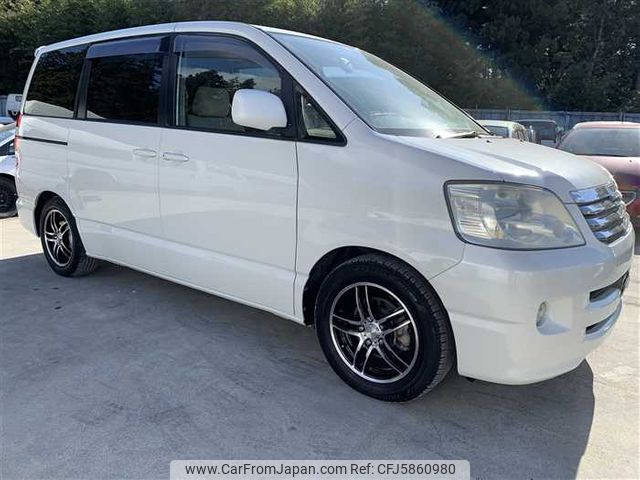 toyota noah 2004 MATEL_42580 image 1