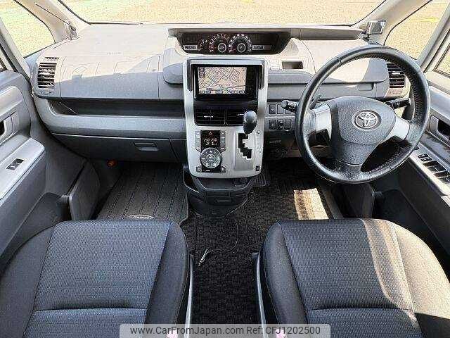 toyota voxy 2008 504928-930349 image 1