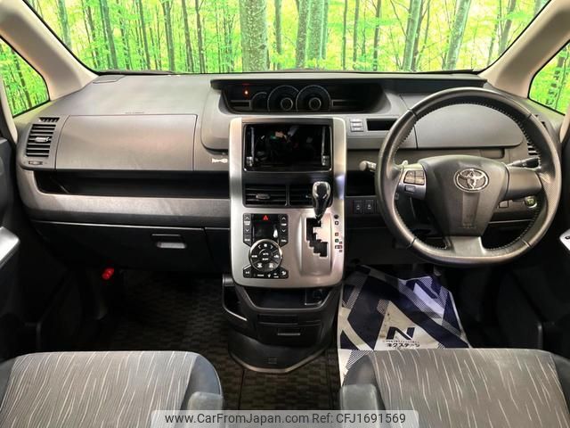 toyota voxy 2012 CFJ1691569 image 2