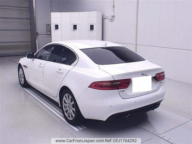 jaguar xe 2017 CFJ1704292 image 2