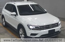 volkswagen tiguan 2017 -VOLKSWAGEN--VW Tiguan WVWZZZ5NZJW825143---VOLKSWAGEN--VW Tiguan WVWZZZ5NZJW825143-