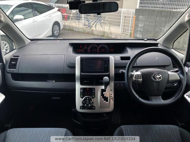 toyota voxy 2011 CFJ1833204 image 2