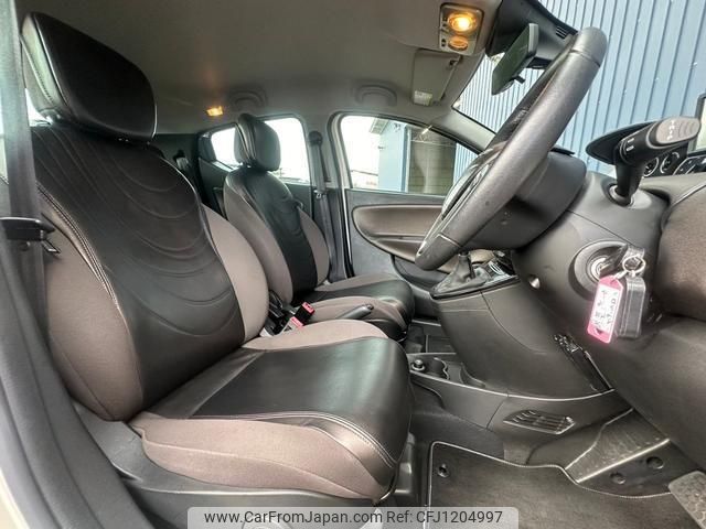 chrysler ypsilon 2013 quick_quick_84609_LA312000-05074762 image 2