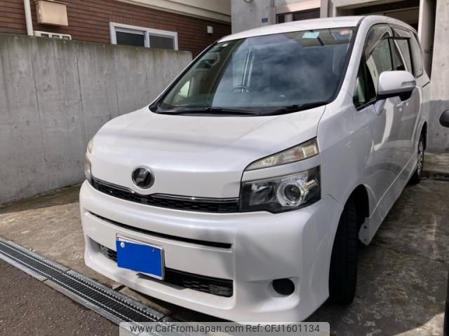 toyota voxy 2012 CFJ1601134 image 1