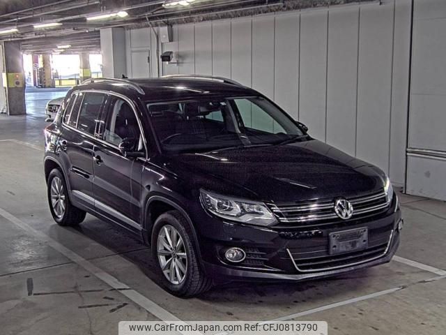 volkswagen tiguan 2016 -VOLKSWAGEN--VW Tiguan WVGZZZ5NZGW003879---VOLKSWAGEN--VW Tiguan WVGZZZ5NZGW003879- image 1