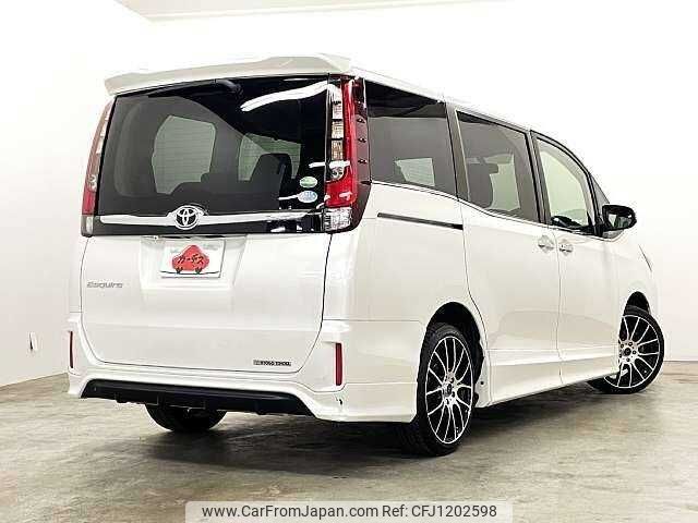 toyota esquire 2015 504928-930404 image 2