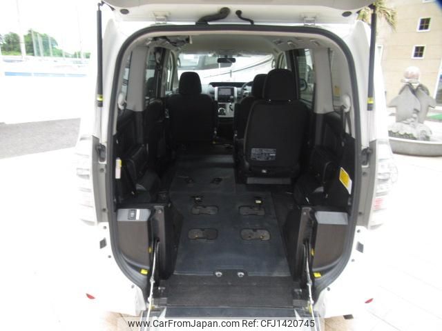 toyota voxy 2012 GOO_JP_700056043930250714004 image 1