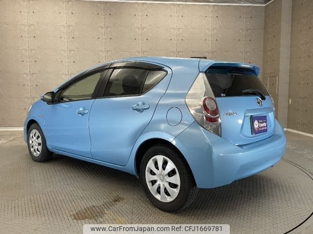 toyota aqua 2013 CFJ1669781 image 2