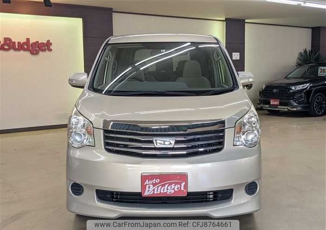toyota noah 2012 BD230693A0092 image 2