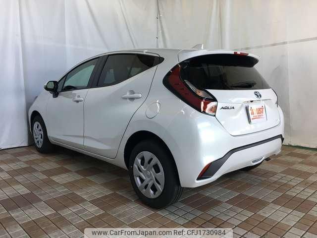 toyota aqua 2023 CFJ1730984 image 2