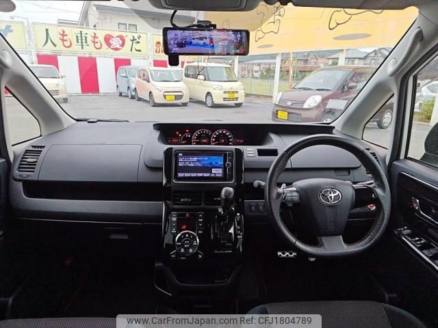 toyota voxy 2012 CFJ1804789 image 2