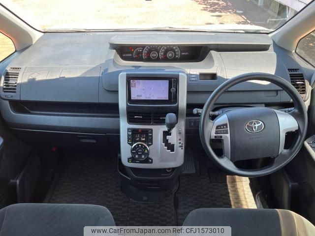 toyota voxy 2013 CFJ1573010 image 2