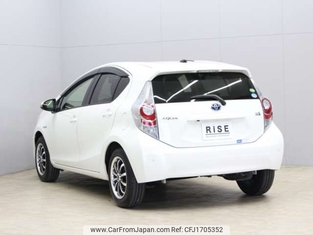 toyota aqua 2014 CFJ1705352 image 2