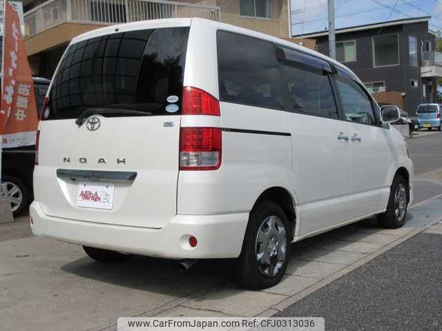 toyota noah 2005 TE1368 image 2