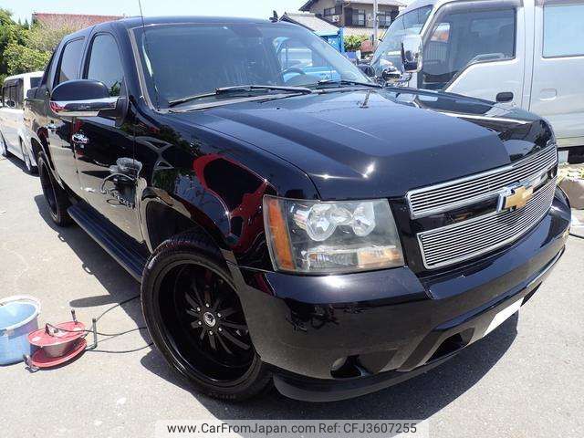 chevrolet avalanche 2017 GOO_NET_EXCHANGE_0705372A30180524W002 image 1