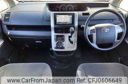 toyota voxy 2012 504928-927022