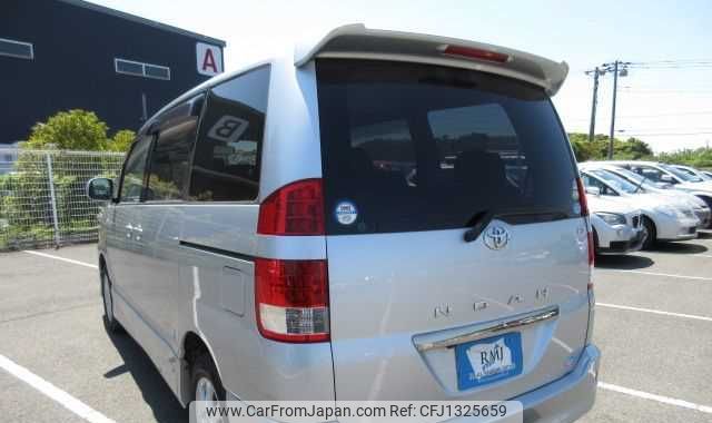 toyota noah 2004 3282185-Y2025040361A-12 image 2