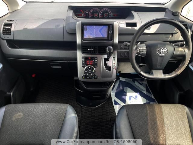 toyota voxy 2013 CFJ1598060 image 2