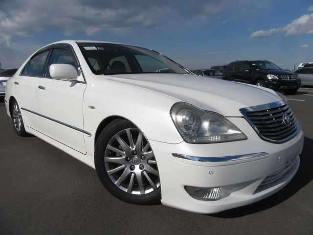 toyota crown-majesta 2005 180130200345 image 2