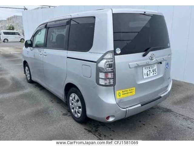 toyota voxy 2013 CFJ1581069 image 2