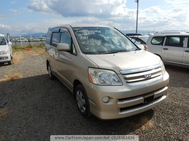 toyota noah 2005 Royal_trading_201112T image 1