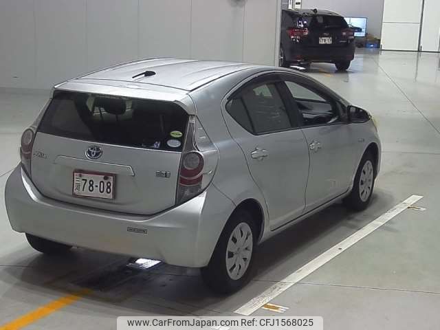 toyota aqua 2012 CFJ1568025 image 2