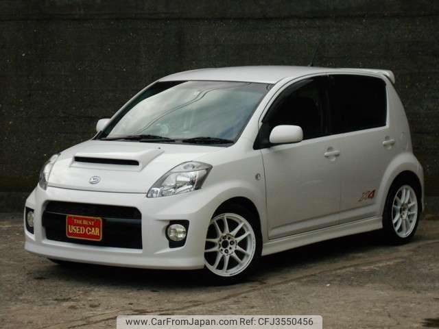 Белый daihatsu boon