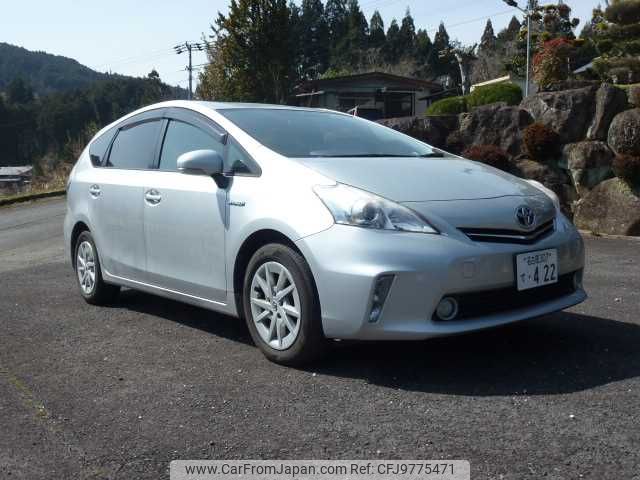 toyota prius-α 2011 250310135055 image 2