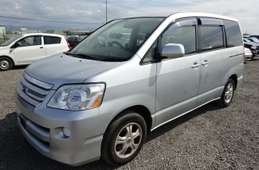 Toyota Noah 2005