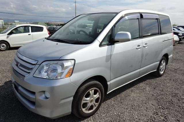 toyota noah 2005 AZR60-0418272 image 1