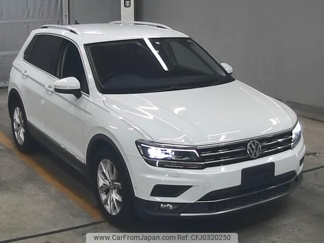 volkswagen tiguan 2017 -VOLKSWAGEN--VW Tiguan WVWZZZ5NZJW825143---VOLKSWAGEN--VW Tiguan WVWZZZ5NZJW825143- image 1